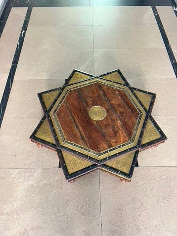 Grote sterrenvormige salontafel – hout & gegraveerd messing