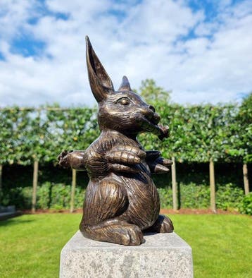Beeldje - The greedy Rabbit - Brons