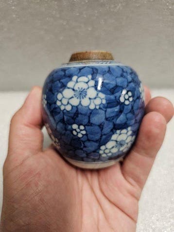 Kleine pot van Chinees blauw-wit porselein, decor van