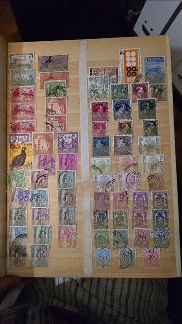 Monde - Collection mondiale étendue de timbres dans des