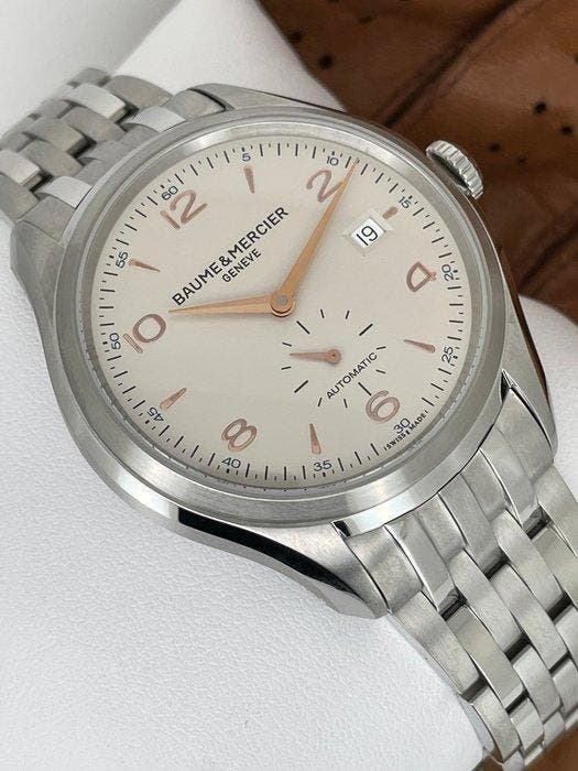 Baume & Mercier - Clifton Small Second Automatic - M0A10141, Handtassen en Accessoires, Horloges | Heren