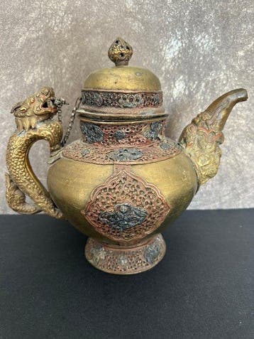 Een Tibetaanse of Himalajaanse theepot - Tibet - Begin 20e