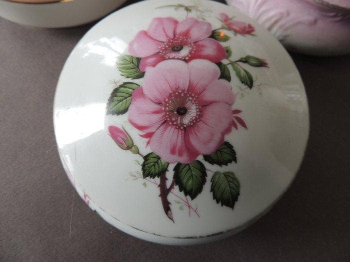 Kist - LIMOGES 3 Zeer mooie oude porseleinen doosjes om er, Antiek en Kunst, Antiek | Speelgoed