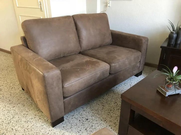 2-zits bank met houten poten - bruin leer, Antiek en Kunst, Antiek | Meubels | Stoelen en Sofa's, Ophalen of Verzenden