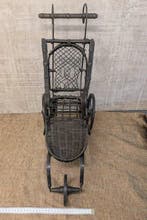 Antieke rotan poppenwagen - Speelgoed kinderwagen, Antiek en Kunst