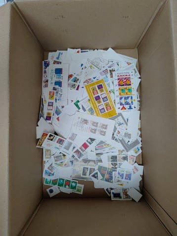 Wereld - Ruim 10 kilo postzegels op papier., Gestempeld