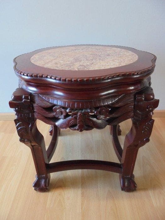 Chinese bijzettafel bloemmotief in roze marmer en, Antiek en Kunst, Antiek | Overige Antiek