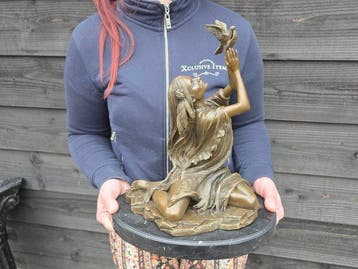 Beeld, Large Bronze: Lady Releasing Bird - 35 cm - Brons,, Antiek en Kunst