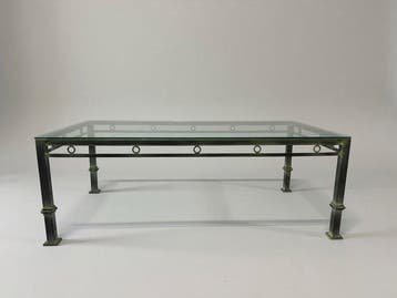 Table basse - Une table en fer forgé et verre - Laiton,