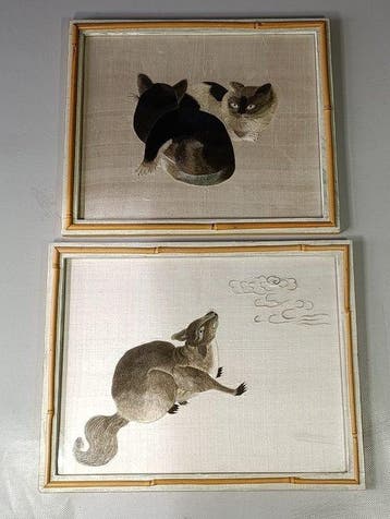 Rare paire de broderies dart asiatiques sur soie – Chats &