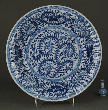 Kangxi (1662-1722) - Bord - Intricate Floral and Foliage