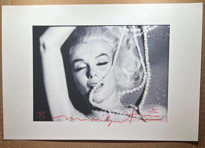 Bert Stern (1929–2013) - Famous Marilyn Monroe Playing with, Antiquités & Art, Art | Objets design