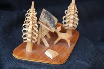 Kerstdecoratie Erzgebergte: winter tafereel met los hertje