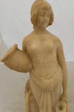 Statue, Jonge vrouw bij de bron - 33 cm - Albâtre