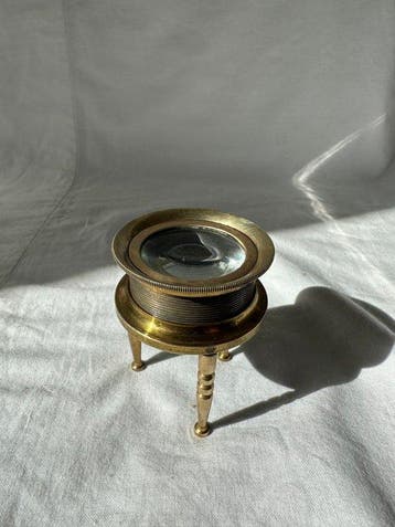 Loupe - Antique Brass Tripod Focus Loupe / Magnifier -, Nieuw
