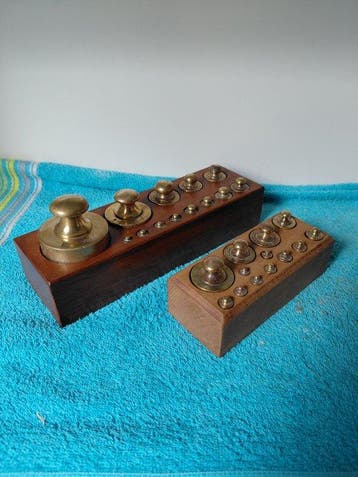 Balans of weegschaal (2) - Hout, Messing, Brons - 2 antieke, Antiek en Kunst