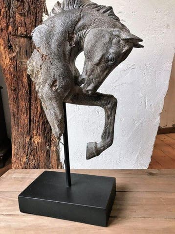 Sculpture, Paard op voetstuk - 43 cm - Polystone/ Résine