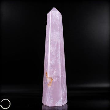 Roze kwarts obelisk – Zachte kracht in een elegante vorm-
