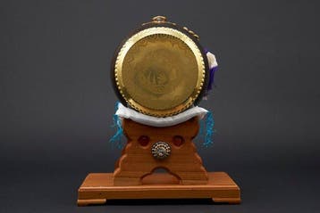 Decoratieve Taiko-drum met drakenmotief, gouden lakafwerking
