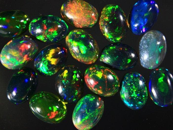 Geen Reserve - Ct. 9.0 Natuurlijke Ethiopische Zwarte Opalen, Verzamelen, Mineralen en Fossielen