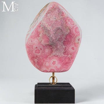 Levend felroze rhodochrosiet met sierlijke stalactitische en