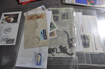 Monde - Lot à trier comprenant notamment des FDC, des pièces