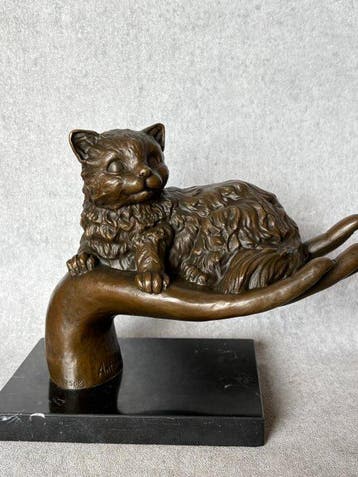 Beeld, Naar Antoinette: Kat liggend op hand - 20 cm - Brons,
