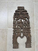 Grote houten kavadi uit Sri Lanka uit de 19e eeuw waarop