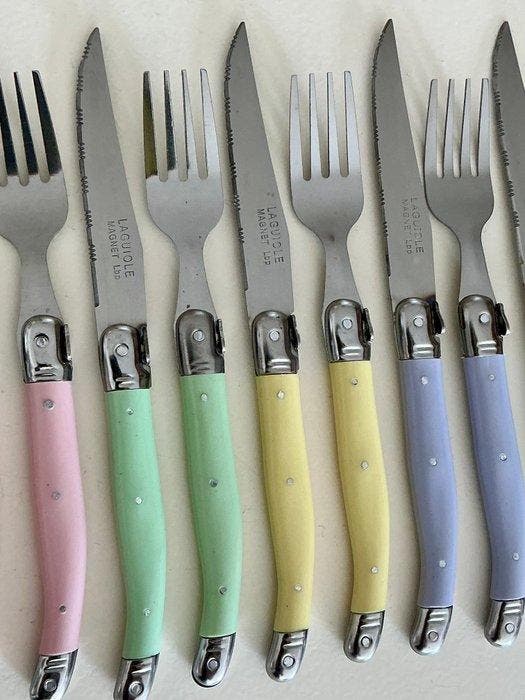 Laguiole , 6 steak messen & 6 steak vorken - Bestekset -, Antiek en Kunst, Antiek | Meubels | Tafels