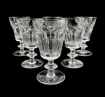 Service de boisson - Verres à vin en cristal à six facettes.