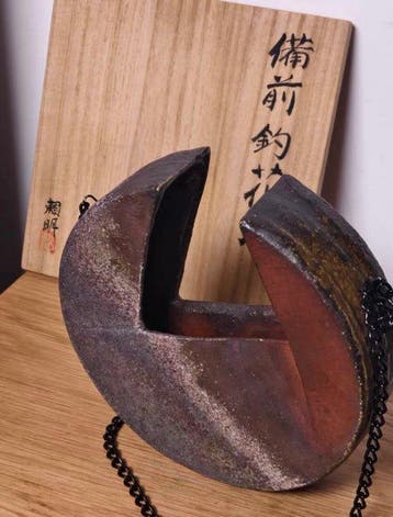 Bizenyaki hangende ikebana-vaas, door Matsumoto Yoriaki,
