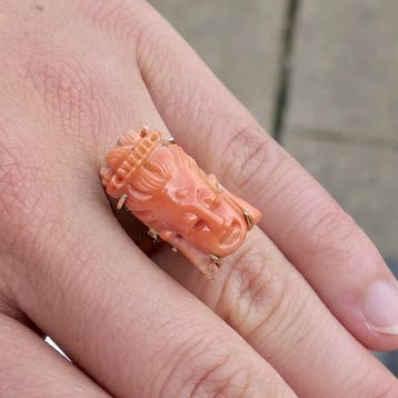 Vintage gouden ring van Kuan Yin in bloedkoraal, Ophalen of Verzenden