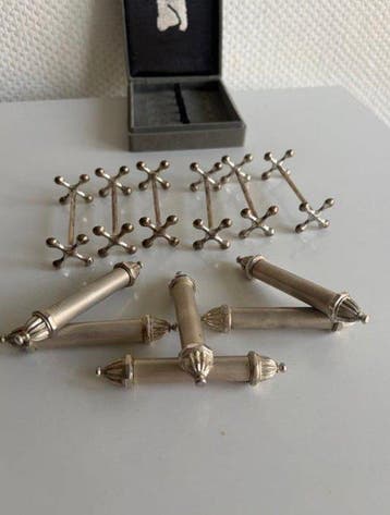 Ensemble de 12 porte-couteaux de table anciens en métal