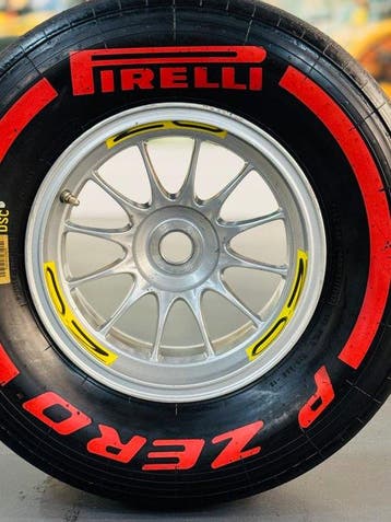 Wiel compleet met band - Pirelli - O.Z - Formule 1, Nieuw