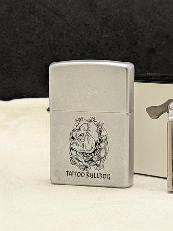 Zippo - Tattoo Bulldog - 2004 Street Chrome - Collectible, Nieuw