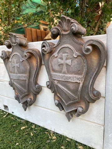 sculptuur, 2 Araldica : Caritas Christi urget nos - 30 cm -