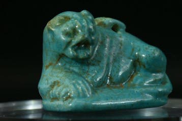 Oud-Egyptisch Faience Glaed-amuleet van een liggende