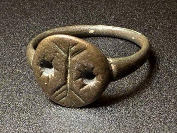 Époque Viking Bronze Anneau symbolique avec limage