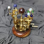 Zonnesysteemmodel met Zon, Aarde, Mars, Uranus en manen. -