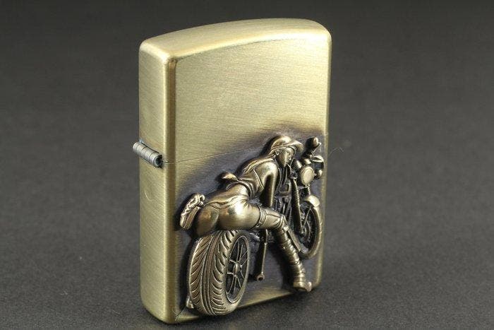 Zippo - Sexy Girl Emblem - Zakaansteker - metaal, Verzamelen, Rookartikelen, Aanstekers en Luciferdoosjes