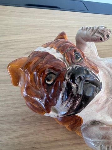 Statue, Italiaans terracotta beeld van een liggende bulldog,