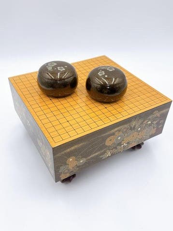 Goban japonais avec pierres de go – design laqué floral