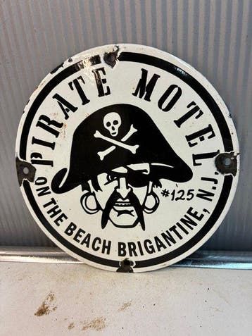 Pirate Motel – Rond Emaille Reclamebord – Piraat – Vintage