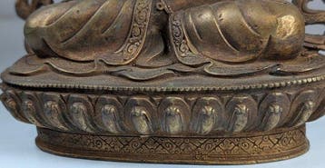 Een verguld metalen beeld van Amitayus, de Boeddha van het
