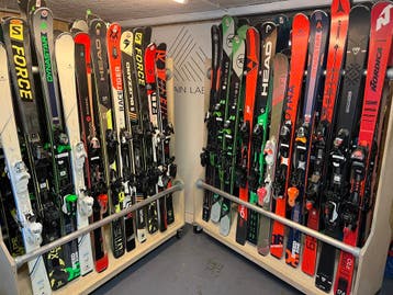Uitgebreid aanbod Tweedehands skis en skischoenen-Specialist, Verzenden, Ski's