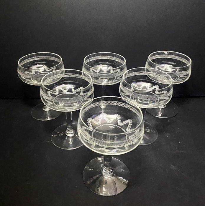 Baccarat - Champagneglas - Oud guilloché décor gegraveerd, Antiek en Kunst, Antiek | Meubels | Tafels
