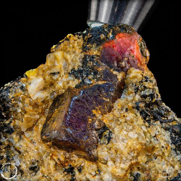 Zeldzaam natuurlijk robijn-ruw kristal op matrix –, Verzamelen, Mineralen en Fossielen