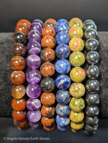 Collection de bracelets en pierres gemmes naturelles de