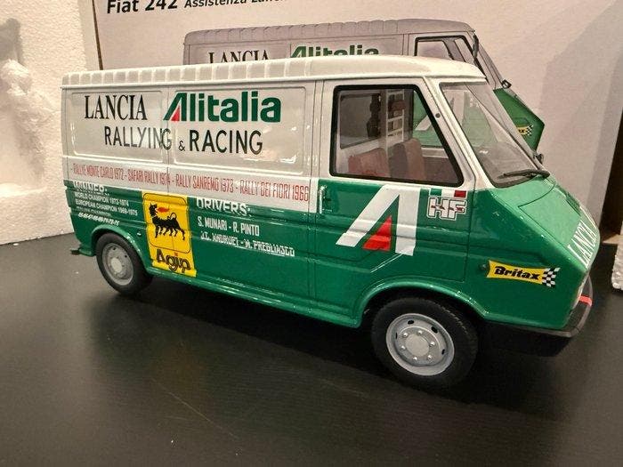 Laudoracing 1:18 - Model bestelwagen - Fiat 242 Assistenza, Hobby en Vrije tijd, Modelauto's | 1:5 tot 1:12
