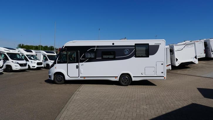 Benimar Amphytrion 998 nieuw met daginschrijving 47425, Caravans en Kamperen, Mobilhomes, Cassettetoilet, Automaat, Standaard zit